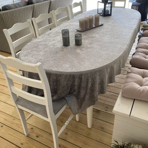 Hvitt kjøkkenbord med 10 stoler