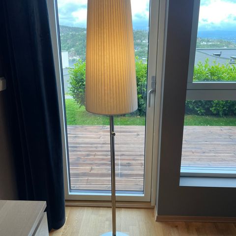 Gulvlampe / Stålampe med hvit skjerm fra IKEA