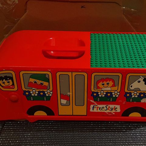 Legobuss - Rydder opp legoen fra gulvet på 123. Legoen havner inni bussen