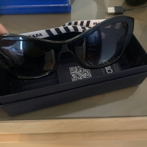 PRADA solbrille  lite brukt