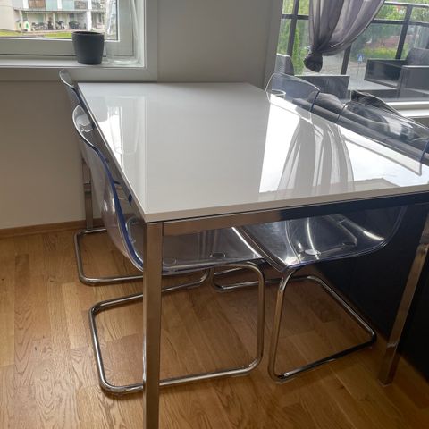 IKEA spisebord og 4 stoler selges sammen