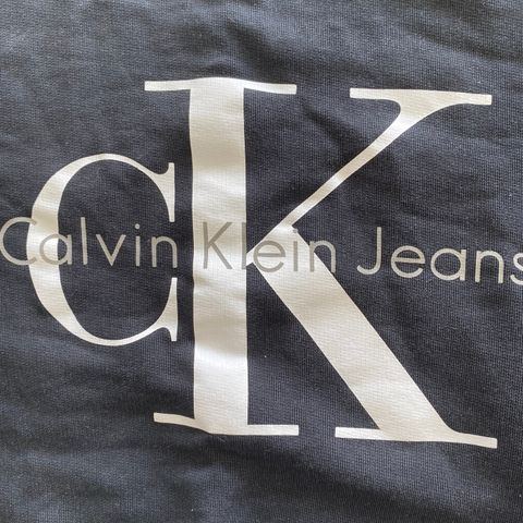 Svart Calvin Klein genser til herre!