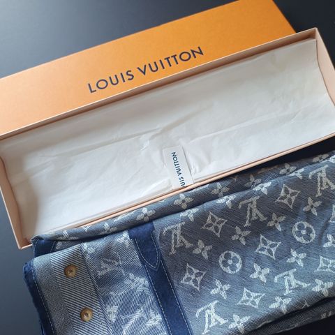 Authentic LOUIS VUITTON 100% silk scarf