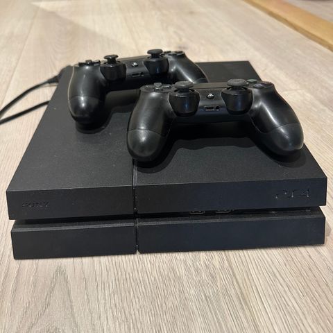 PlayStation 4 med to kontroller