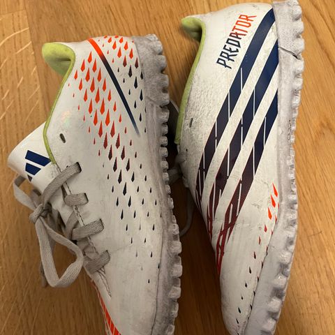 Adidas fotballsko str 35