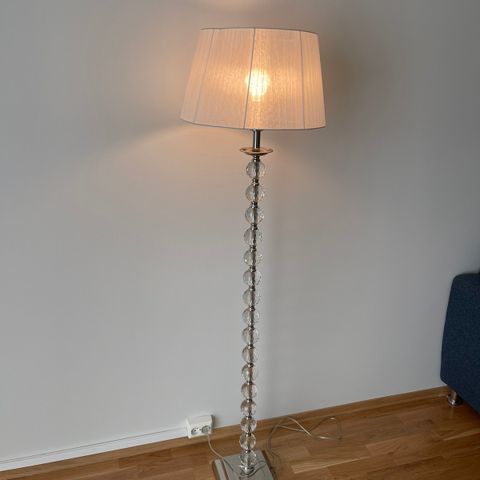 Stå lampe selges