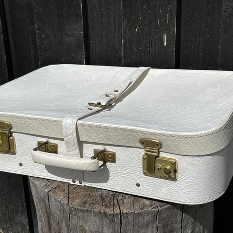 Flott hvit, vintage koffert i skinn med rødt for