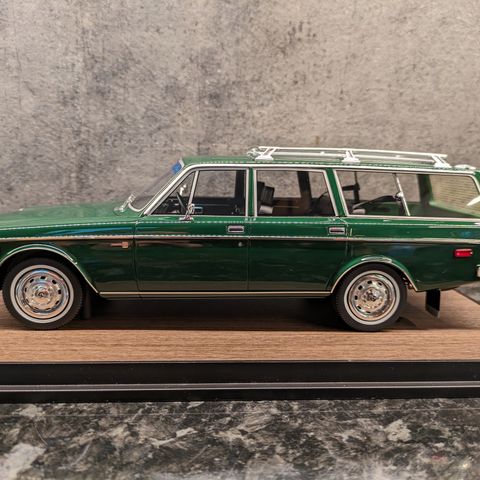 Volvo 165E - Stasjonsvogn - 1972 - Mørk grønn - Radscale Collectibles - 1:18