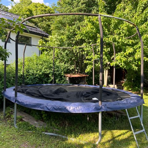 Solid oval trampoline fra Jumpking selges.