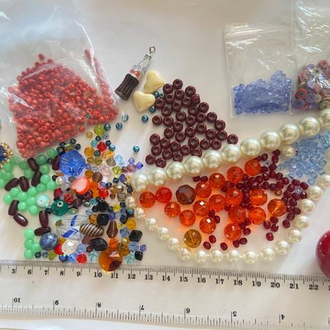 Ulike akryl/plast perler selges