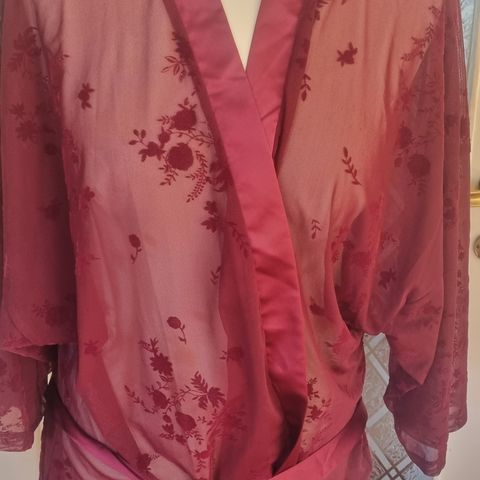 Pent brukt kimono fra Only i cerise