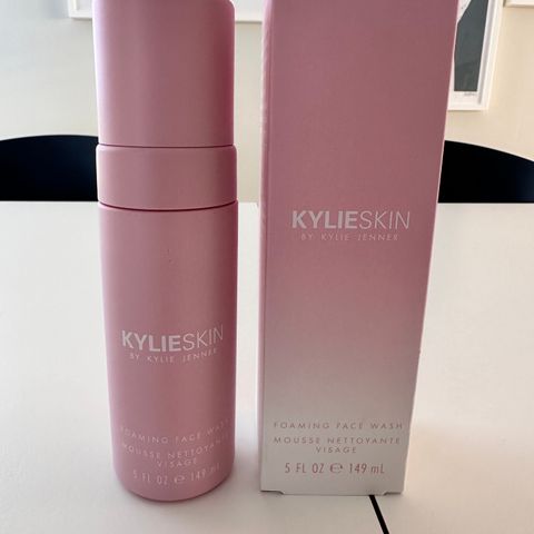 NY UBRUKT Kylie Skincare Foaming Face Wash Cleanser
