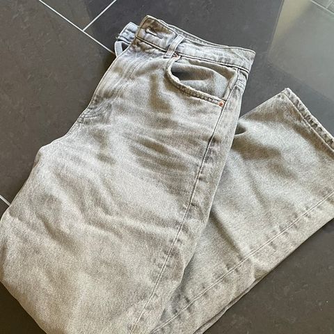 To stk mom jeans / loose straight leg