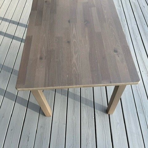 To små grålaserte Sundvik barnebord (Ikea) selges à kr. 150,- (ny pris 499,-)