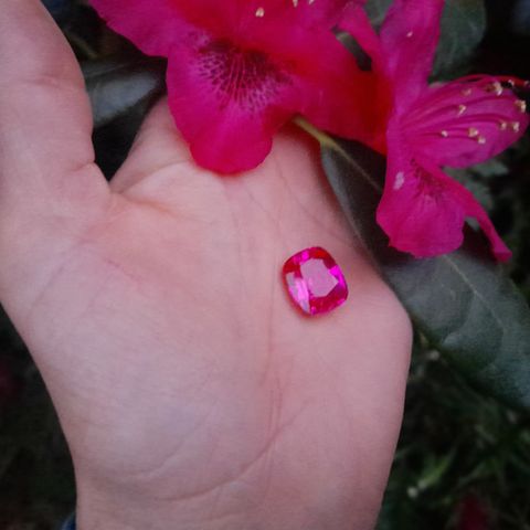 Naturlig Rosa Spinel Cushion Cut 8-10 CT GGI sertifikat