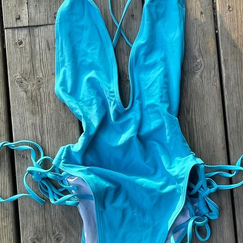 Blå bikini, M