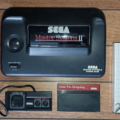 Sega Master System 2 med 3 spill (Alex Kidd, Sonic, Action Fighter )