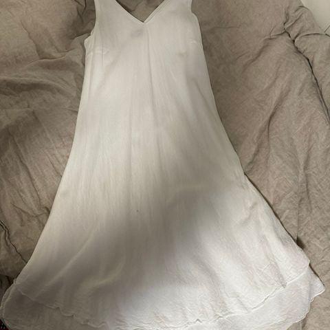 Hvit kjole i nydelig bomull