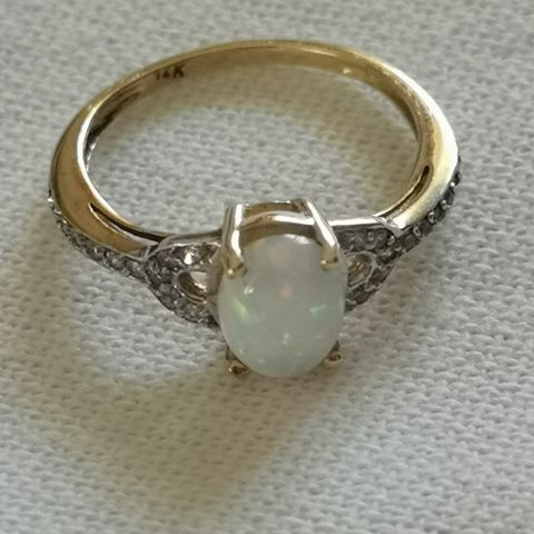 Nydelig 14k Gull ring med ekte Opal