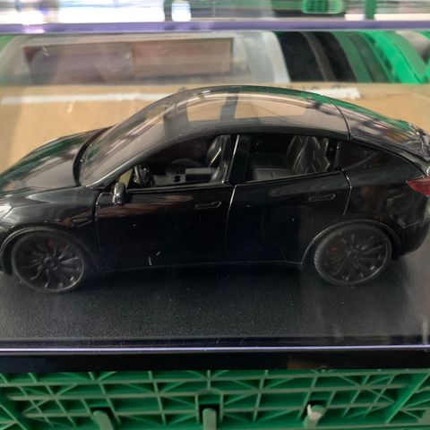 1:24 Tesla Y