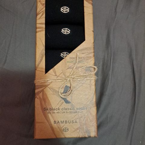 Selge to pakker med 5 par svart bambusa sokker.
