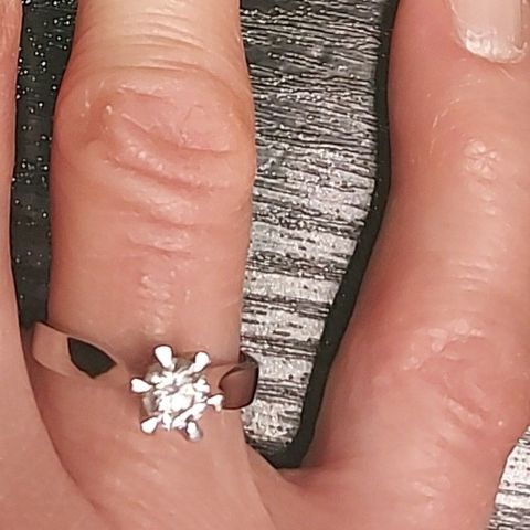 Nydelig ubrukt EBA Victoria enstens diamant ring, hvittgull 0.5 karat