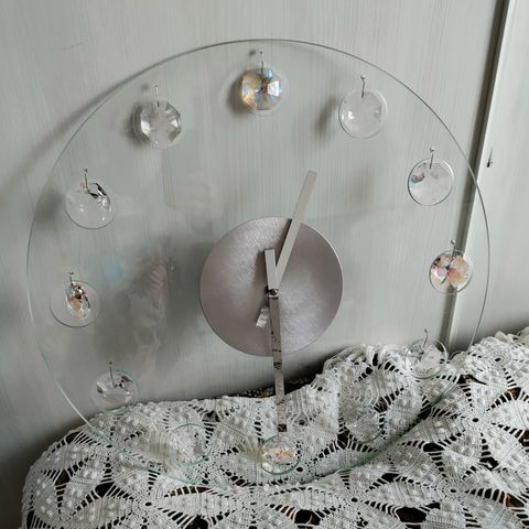 Design veggklokke i glass med Swarovski krystaller