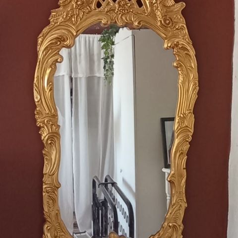Gullforgylt rokokko speil i massivt tre med utskjæringer.