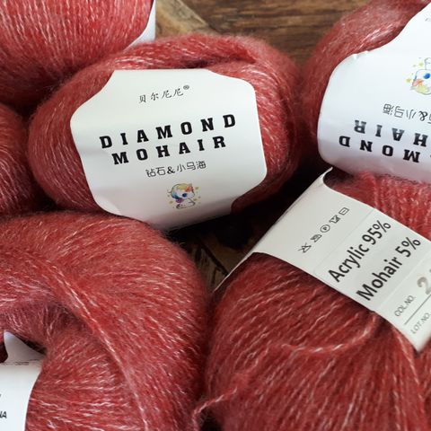 6 nøster Diamond Mohair Deilig mykt i 5% mohair og 95% akryl fint som følgetråd!