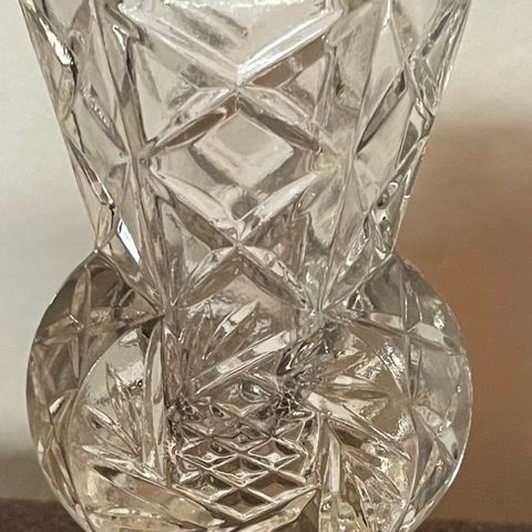 Antikk gammel vase i pressglass.