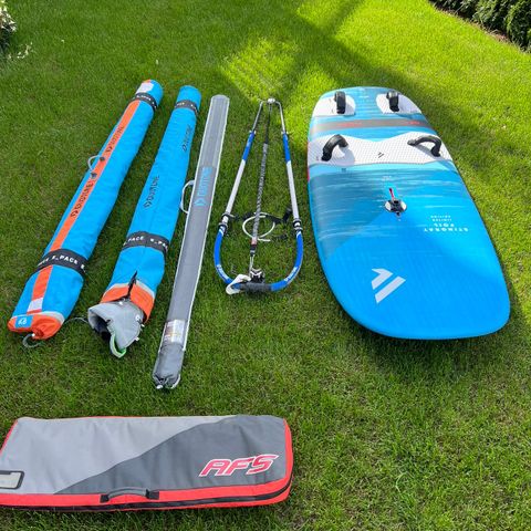 Komplett windsurfpakke med 2 seil, mast, bom etc (2020 utstyr)