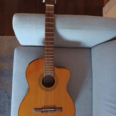Takamine EG124C klassisk gitar med innebygget forsterker