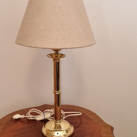 Selger veldig pen enestående hondlagt vintage mesing bordlampe