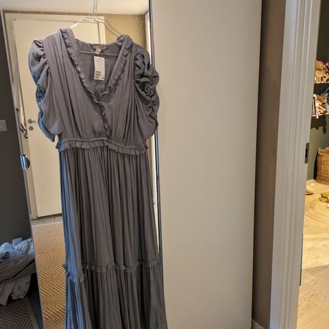 Nydelig kjole med puffermer fra H&M