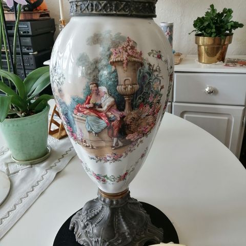 Vintage lampe, type design Renaissance. Gamle porselen med fin bilde.