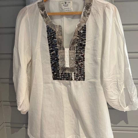 Flott hvit bluse selges kr 60