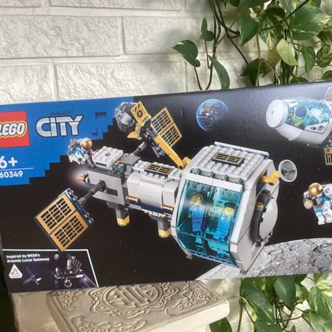 Lego City 60349 Romstasjon på månen.