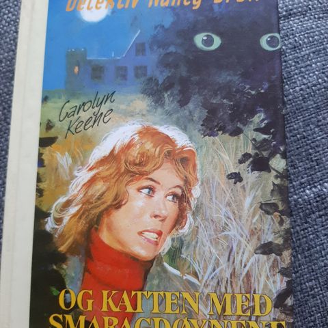 Detektiv Nancy Drew og katten med smaragdøynene.