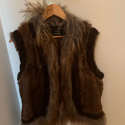 Pen pels vest fra Rudi &Harald Nielsen fur design Copenhagen.