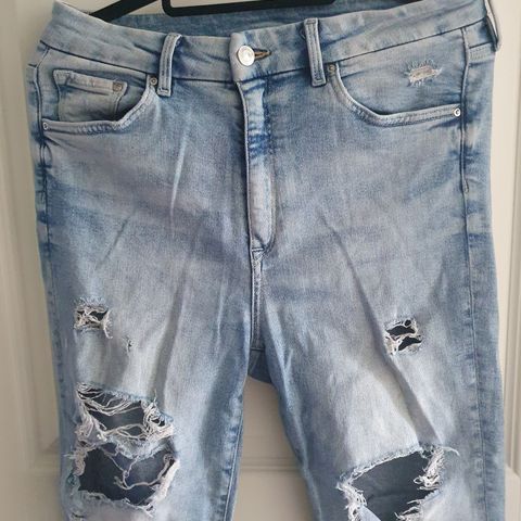 Stilig hullete denimbukse, W30/M