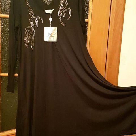 Ny kjole fra ISAY med lang ermer og sølvpaljetter. Str. XL