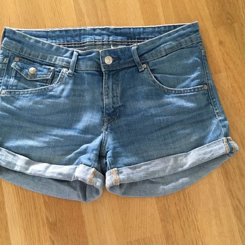 Ola shorts fra H&M.