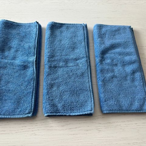 Ensfargede små håndklær (40x65 cm). Mellomblå