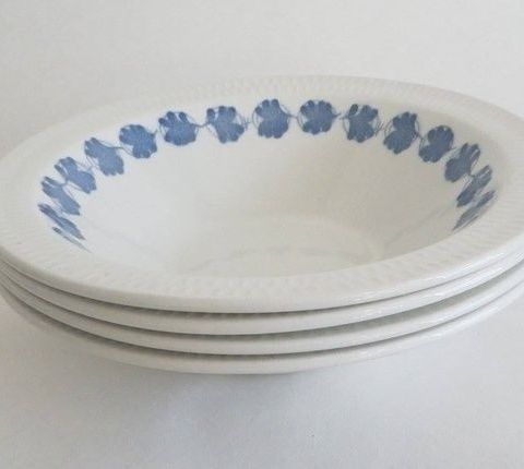 Stavangerflint 4 dype tallerkener med blå dekor på hvit bunn i topp stand