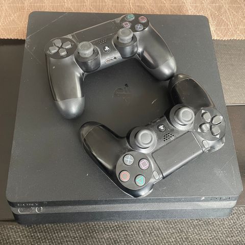 playstation 4 og skjerm