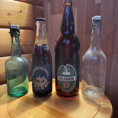 4 gamle flasker fra Aktiebryggeriet , Lundetangen,, Tou og Løven