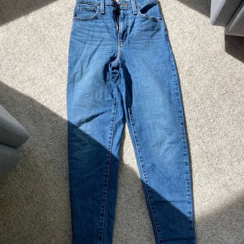 Levis (high waisted mom jeans) str 24