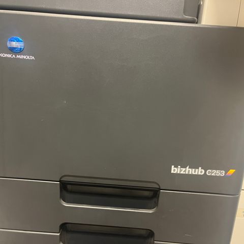 Multiprinter, scanner og kopieringsmaskin Konica bizhub C253