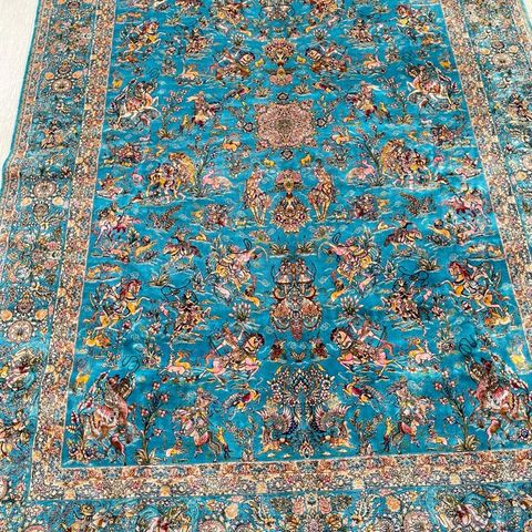 En silke carpet med fine farger og gammel persisk design.