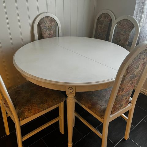 Gustaviansk Spisebord med innleggsplater og stoler